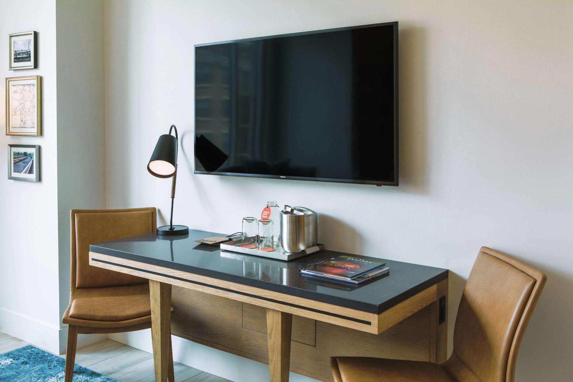 Queen Corner Room City View